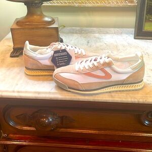 NWT Rawlins Tretorn in blush. Size 7